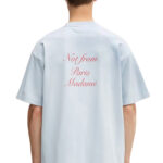 טי שירט דרול דה מונסייה Drôle de Monsieur תכלת כותנה דגם Slogan Calligraphy הדפס קליגרפיה בחזה ובגב