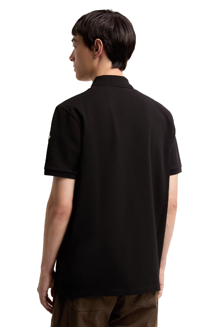 חולצת פולו מונקלר moncler שחור דגם Piquet Polo Shirt כותנה פיקה פאץ בשרוול צבעי מונקלר רגולר פיט