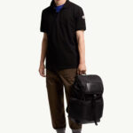 חולצת פולו מונקלר moncler שחור דגם Piquet Polo Shirt כותנה פיקה פאץ בשרוול צבעי מונקלר רגולר פיט
