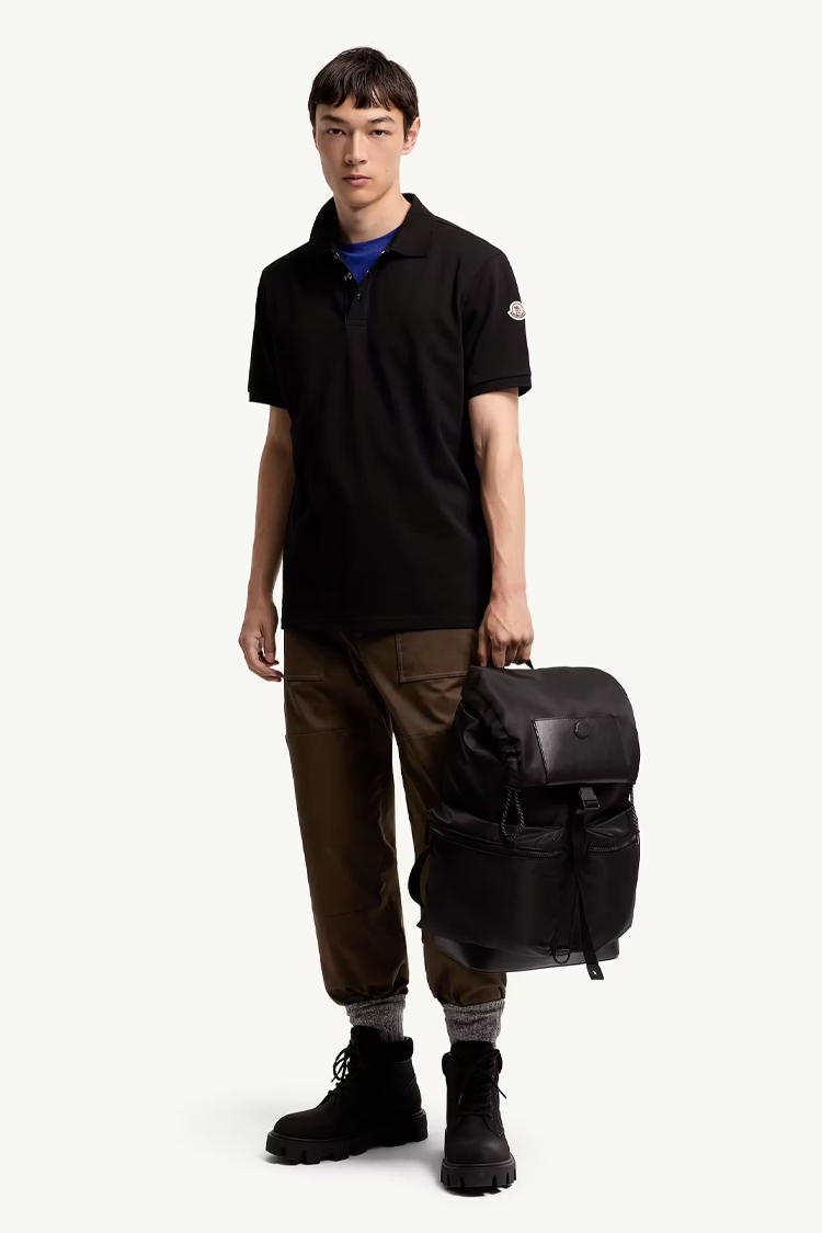 חולצת פולו מונקלר moncler שחור דגם Piquet Polo Shirt כותנה פיקה פאץ בשרוול צבעי מונקלר רגולר פיט