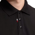 חולצת פולו מונקלר moncler שחור דגם Piquet Polo Shirt כותנה פיקה פאץ בשרוול צבעי מונקלר רגולר פיט