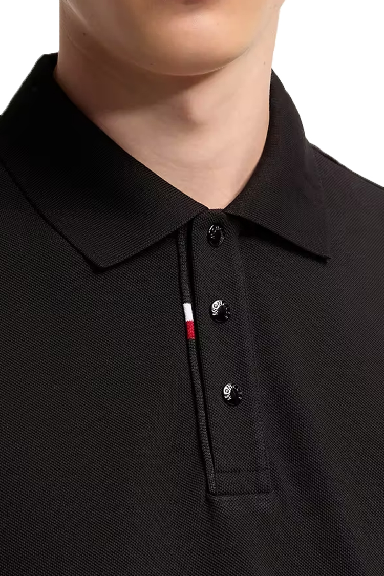 חולצת פולו מונקלר moncler שחור דגם Piquet Polo Shirt כותנה פיקה פאץ בשרוול צבעי מונקלר רגולר פיט