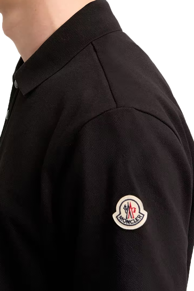 חולצת פולו מונקלר moncler שחור דגם Piquet Polo Shirt כותנה פיקה פאץ בשרוול צבעי מונקלר רגולר פיט