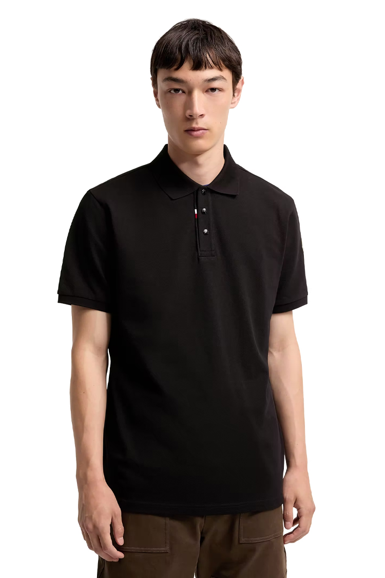 חולצת פולו מונקלר moncler שחור דגם Piquet Polo Shirt כותנה פיקה פאץ בשרוול צבעי מונקלר רגולר פיט