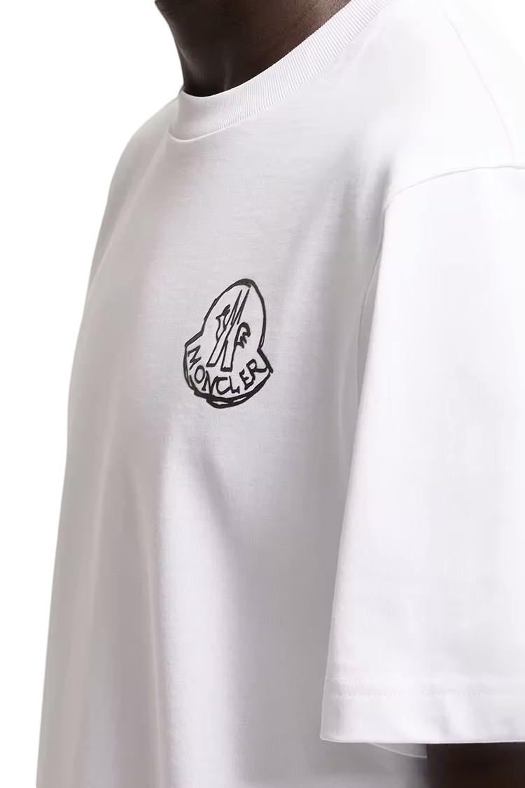 טי שירט מונקלר moncler לבן דגם Logo Patch T-Shirt כותנה פאץ בחזה רגולר פיט