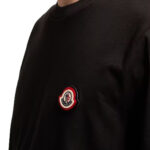 טי שירט מונקלר moncler שחור דגם Logo Cotton Jersey כותנת ג’רזי פאץ בחזה רגולר פיט