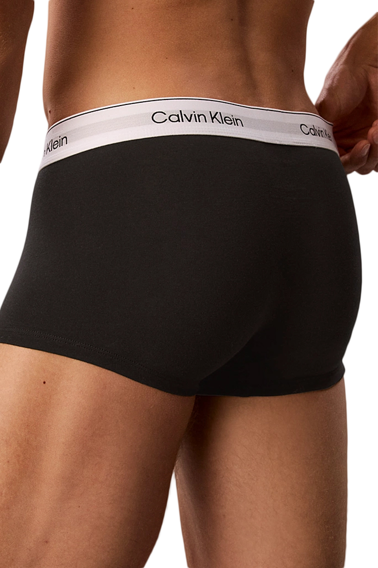 מארז שלישיית תחתוני בוקסר קלווין קליין calvin klein שחור לבן דגם Low Rise Trunks Icon Cotton Stretch פס מותן לוגו