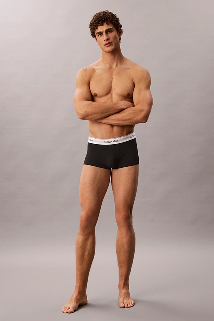 מארז שלישיית תחתוני בוקסר קלווין קליין calvin klein שחור לבן דגם Low Rise Trunks Icon Cotton Stretch פס מותן לוגו