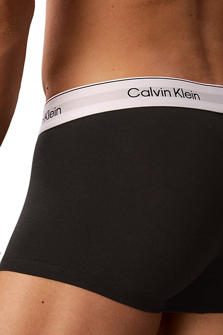 מארז שלישיית תחתוני בוקסר קלווין קליין calvin klein שחור לבן דגם Low Rise Trunks Icon Cotton Stretch פס מותן לוגו