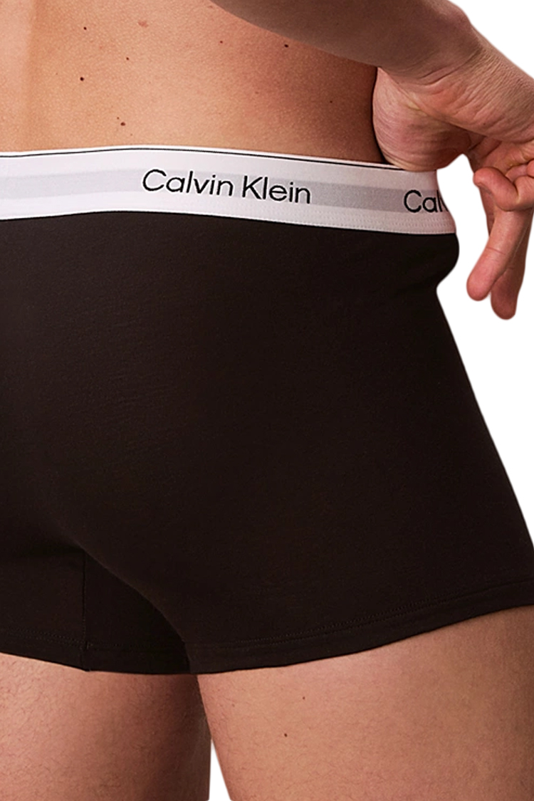 מארז שלישיית תחתוני בוקסר קלווין קליין calvin klein שחור/אפור/לבן דגם Trunks Icon Cotton Stretch פס מותן לוגו