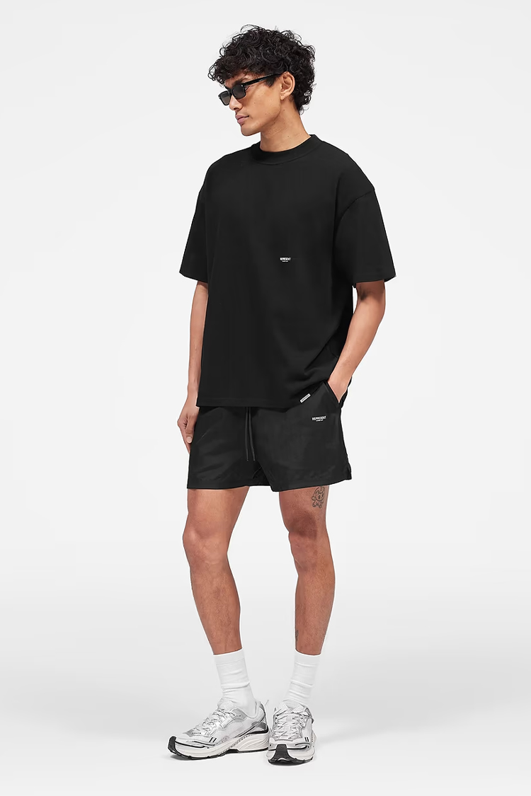 טי שירט רפרזנט represent שחור דגם Micro Owners Club T-Shirt כותנת פרימיום רילקסד פיט מיני לוגו חזה שרוול גב