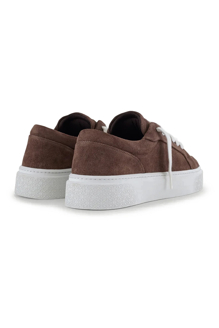 סניקרס קוטור קלאב The Couture Club חום זמש איטלקי דגם Axis Sneaker פאנלים שתי זוגות שרוכים סוליה עבה
