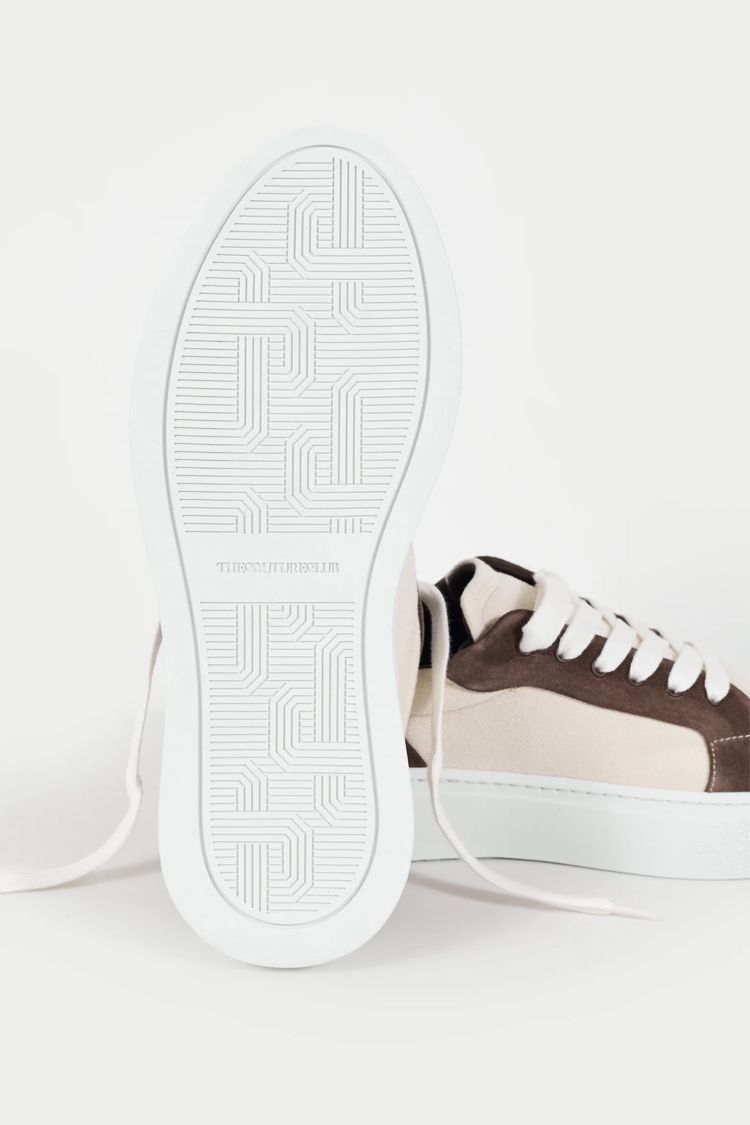 סניקרס קוטור קלאב The Couture Club חום/קרם זמש איטלקי דגם Axis Sneaker פאנלים שתי זוגות שרוכים סוליה עבה