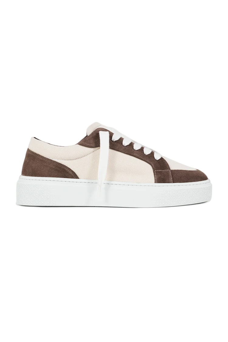 סניקרס קוטור קלאב The Couture Club חום/קרם זמש איטלקי דגם Axis Sneaker פאנלים שתי זוגות שרוכים סוליה עבה