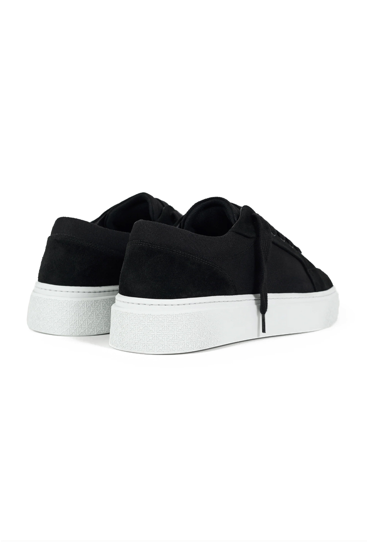 סניקרס קוטור קלאב The Couture Club שחור זמש איטלקי דגם Axis Sneaker פאנלים שתי זוגות שרוכים סוליה עבה