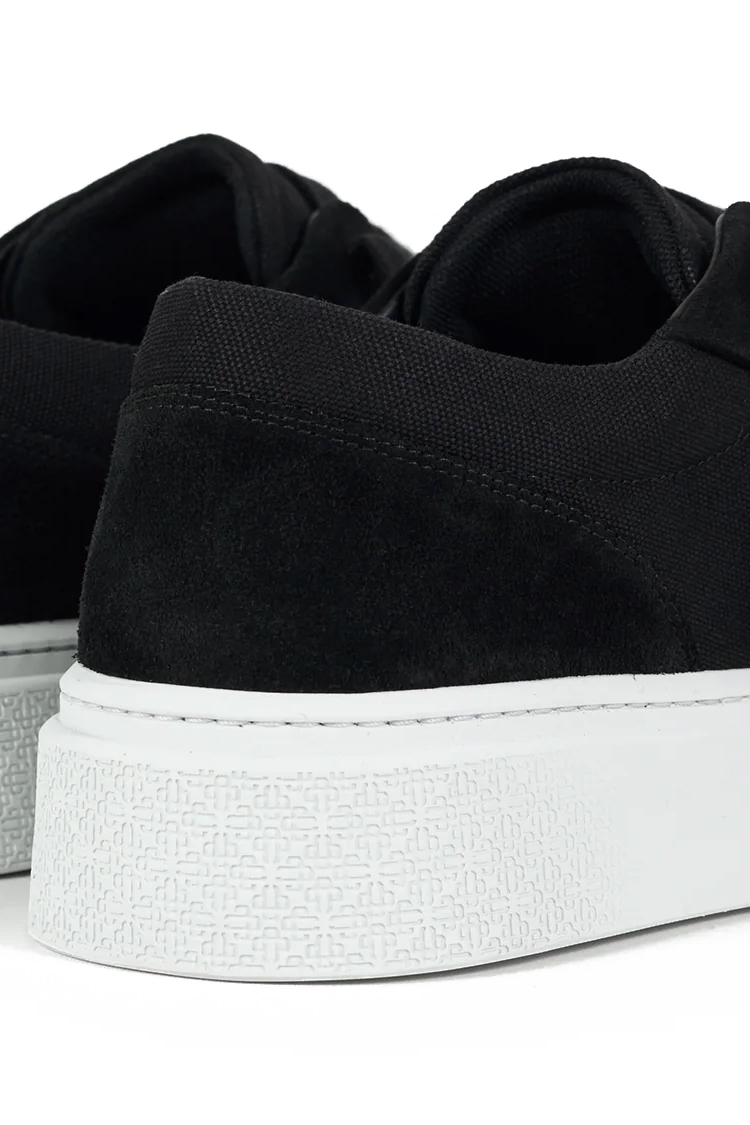 סניקרס קוטור קלאב The Couture Club שחור זמש איטלקי דגם Axis Sneaker פאנלים שתי זוגות שרוכים סוליה עבה