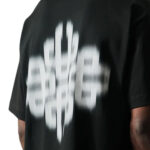 טי שירט קוטור קלאב The Couture Club שחור כותנה דגם Motion Blurred Emblem הדפס טשטוש תנועתי בחזה ובגב