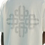 טי שירט קוטור קלאב The Couture Club לבן כותנה דגם Emblem Reverse Print הדפס פנימי בחזה ובגב