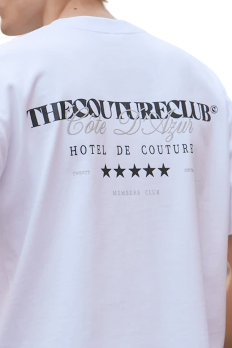 טי שירט קוטור קלאב The Couture Club לבן דגם Hotel De Couture הדפס מלון בחזה ובגב