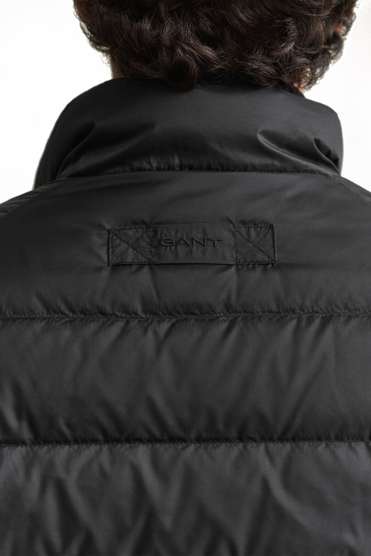 מעיל פוך גאנט gant שחור דגם Light Down Jacket פוליאסטר דוחה רוח מים פלומת פוך 650 fill power גזרה רגילה רקמה חזה פאץ עורף