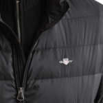 מעיל פוך גאנט gant שחור דגם Light Down Jacket פוליאסטר דוחה רוח מים פלומת פוך 650 fill power גזרה רגילה רקמה חזה פאץ עורף