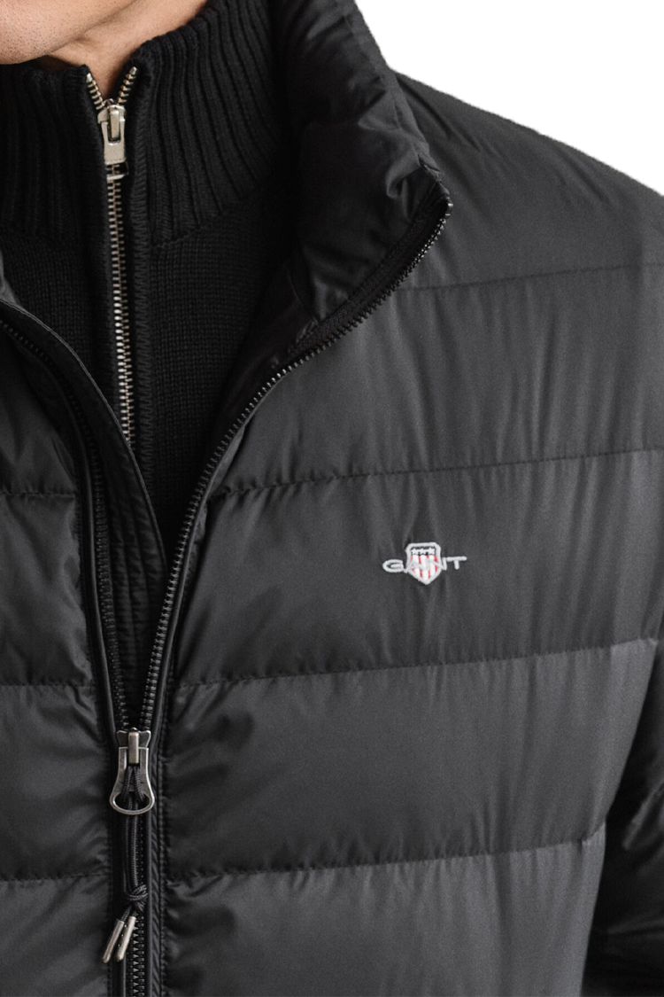 מעיל פוך גאנט gant שחור דגם Light Down Jacket פוליאסטר דוחה רוח מים פלומת פוך 650 fill power גזרה רגילה רקמה חזה פאץ עורף