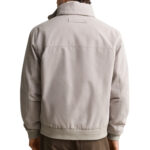 ז’קט מעבר גאנט gant קרם דגם Hampshire Jacket תשלובת טקסטיל דוחה מים dwr גזרה רגילה רקמה חזה קפוצ’ון מתקפל