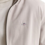 ז’קט מעבר גאנט gant קרם דגם Hampshire Jacket תשלובת טקסטיל דוחה מים dwr גזרה רגילה רקמה חזה קפוצ’ון מתקפל