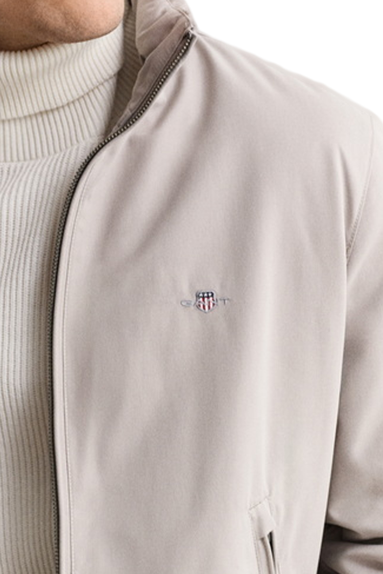 ז’קט מעבר גאנט gant קרם דגם Hampshire Jacket תשלובת טקסטיל דוחה מים dwr גזרה רגילה רקמה חזה קפוצ’ון מתקפל