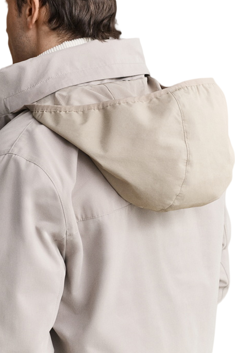 ז’קט מעבר גאנט gant קרם דגם Hampshire Jacket תשלובת טקסטיל דוחה מים dwr גזרה רגילה רקמה חזה קפוצ’ון מתקפל