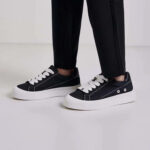 סניקרס באולר balr ג’ינס שחור דגם Jeans B גזרת MID בד ג’ינס בטנת עור סוליית גומי עבה תפרים בולטים פאץ עור עקב
