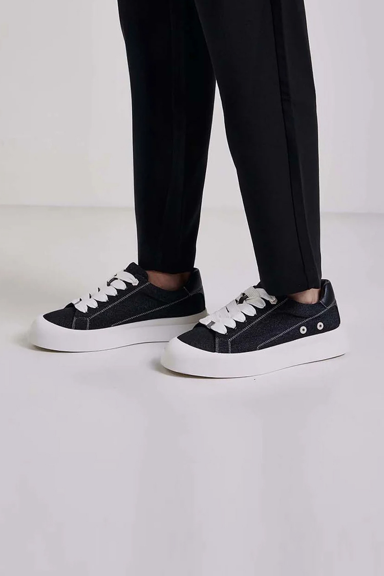 סניקרס באולר balr ג’ינס שחור דגם Jeans B גזרת MID בד ג’ינס בטנת עור סוליית גומי עבה תפרים בולטים פאץ עור עקב