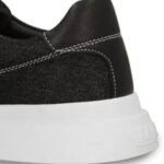 סניקרס באולר balr ג’ינס שחור דגם Jeans B גזרת MID בד ג’ינס בטנת עור סוליית גומי עבה תפרים בולטים פאץ עור עקב