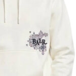 קפוצ’ון באלר balr לבן דגם geometric b תשלובת כותנה רילקסד פיט תבנית גיאומטרית רקומה מותן פאץ’ גב