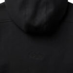קפוצ’ון איינקר ainker שחור דגם 1069 black hoodie אריגת interlock צפופה גזרה רגילה רקמות לוגו חזה גב טבעות מטאליות שרוך