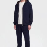 קפוצ’ון איינקר ainker כחול דגם 1069 black hoodie אריגת interlock צפופה גזרה רגילה רקמות לוגו חזה גב טבעות מטאליות שרוך