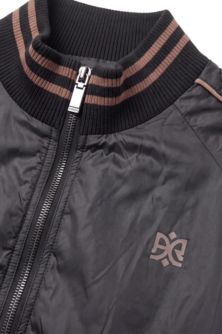 ז’קט בומבר איינקר ainker שחור דגם Puff Nylon 1100 Jacket ניילון טכני פוליאסטר חוסם רוח גזרה רגילה לוגו חזה לוגו גב lart datteindre