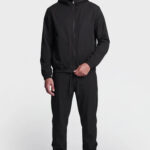 ז’קט קפוצ’ון איינקר ainker שחור דגם 1134 black jacket בד טכני ארוג קל משקל חוסם רוח גזרה נינוחה רקמה כובע