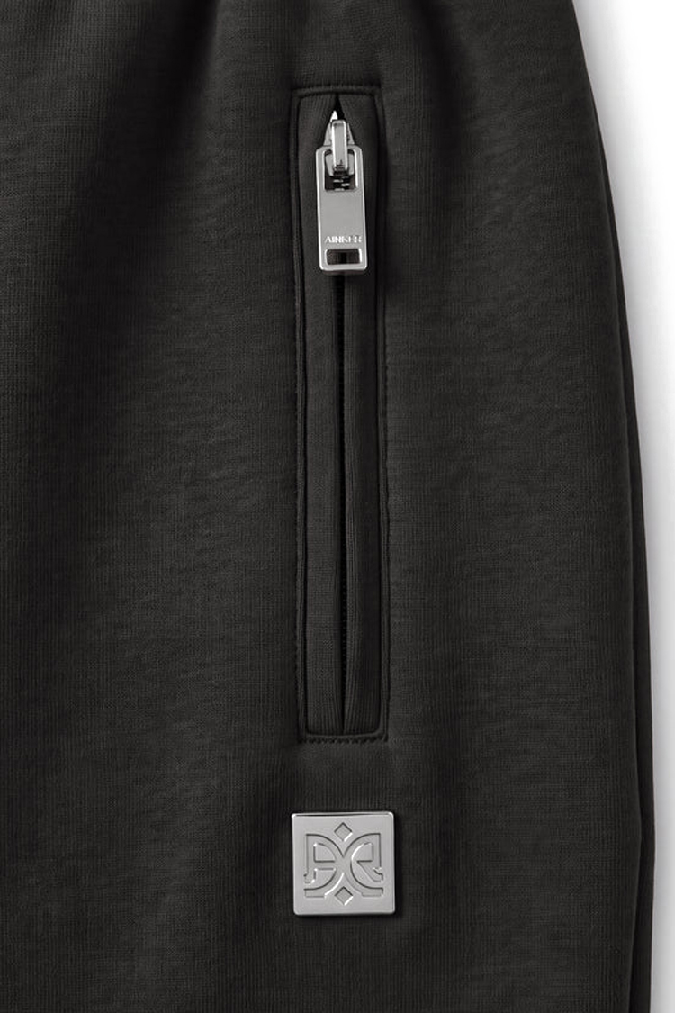 מכנס ג'וגר איינקר ainker שחור דגם 1051 black pant אריגת interlock צפופה גזרה רגילה שרוולים צרים כיסים נסתרים רוכסן סמל מתכתי ריב