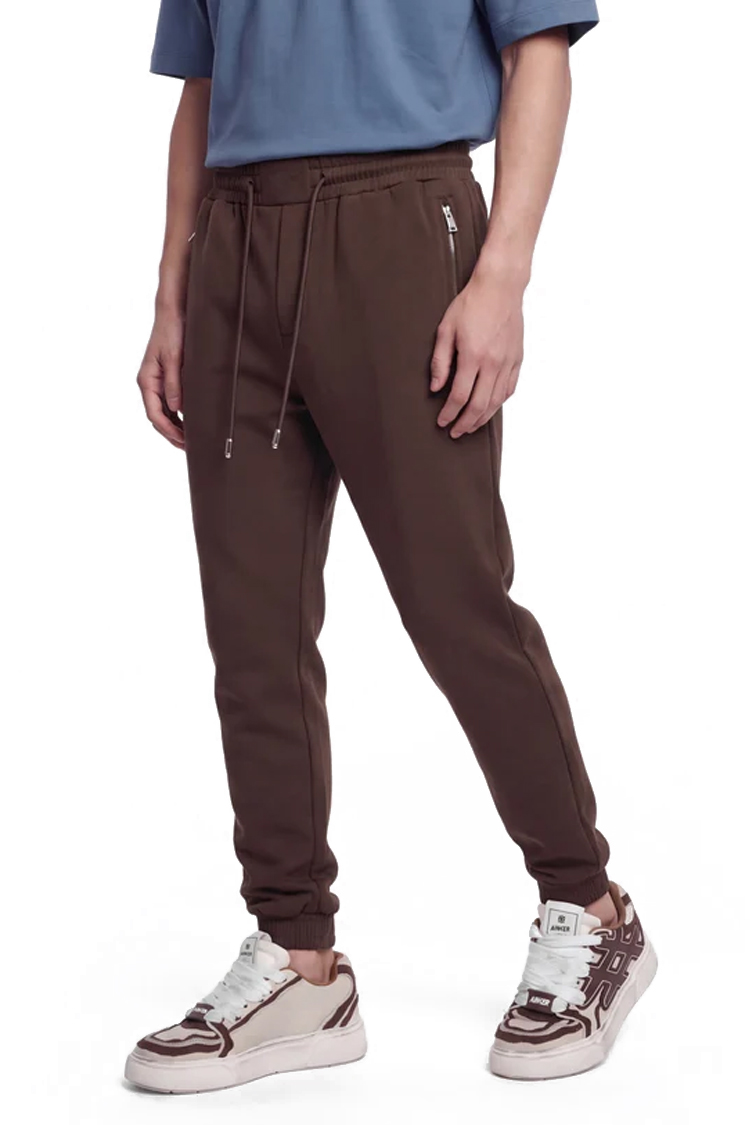 מכנס ג'וגר איינקר ainker חום דגם 1051 black pant אריגת interlock צפופה גזרה רגילה שרוולים צרים כיסים נסתרים רוכסן סמל מתכתי ריב