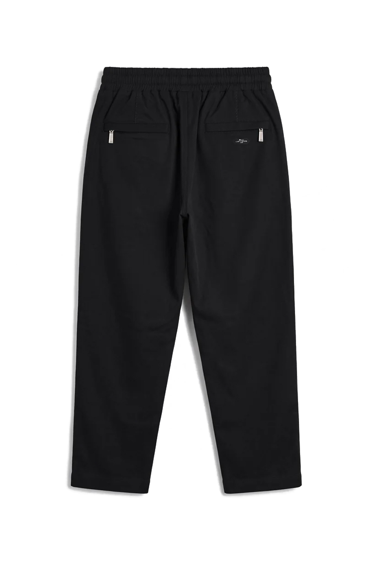 מכנס ג’וגר איינקר ainker שחור דגם 1060 pant כותנה אריגת twill גזרה נינוחה רקמה מותן לוגו lart a obtenir כיס אחורי