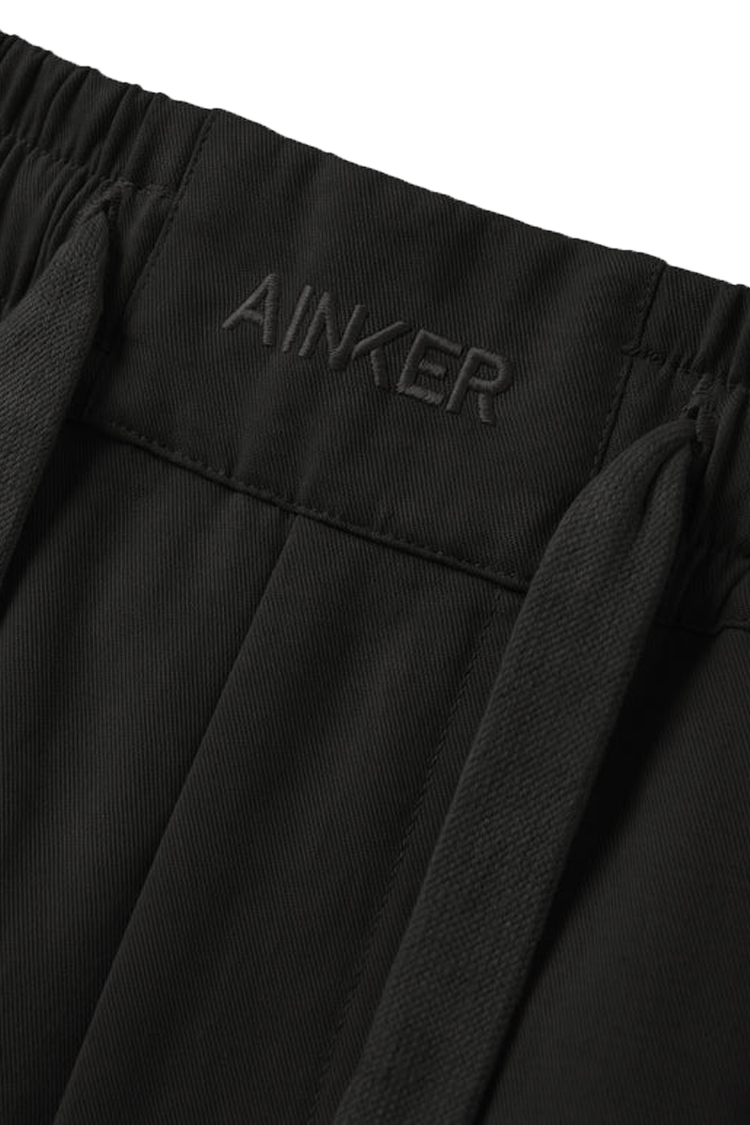 מכנס ג'וגר איינקר ainker שחור דגם 1066 pant כותנה אריגה עדינה גזרה צמודה כפתורי דש כיסי צד רקמה מותן