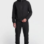 מכנס ג’וגר אינקר ainker שחור דגם 1134 black pant בד טכני גימור מט גזרה צמודה tapered רוכסנים הרחבה קרסול רקמה כיס