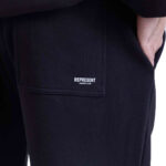 מכנס טרנינג רפרזנט represent שחור דגם Relaxed-Fit Cotton Pants כותנה כבדה רילקסד פיט הדפס לוגו שרוולים כיס אחורי