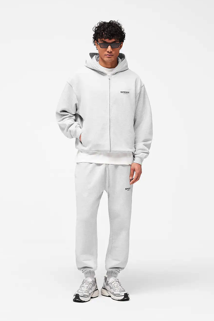 מכנס טרנינג רפרזנט represent אפור בהיר דגם Owners Club Sweatpant כותנה כבדה רילקסד פיט הדפס לוגו שרוול
