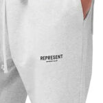 מכנס טרנינג רפרזנט represent אפור בהיר דגם Owners Club Sweatpant כותנה כבדה רילקסד פיט הדפס לוגו שרוול