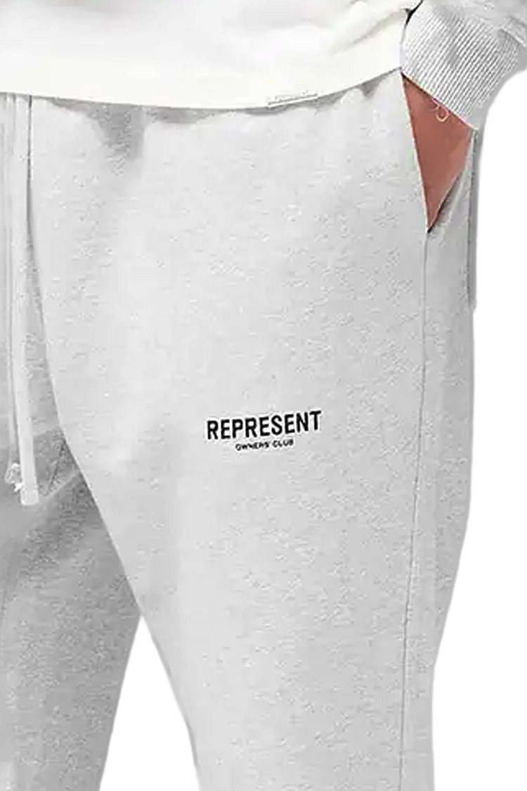 מכנס טרנינג רפרזנט represent אפור בהיר דגם Owners Club Sweatpant כותנה כבדה רילקסד פיט הדפס לוגו שרוול