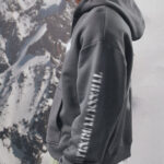 קפוצ’ון קוטור קלאב the couture club אפור כהה דגם Motion Blurred Zip Through כותנה רילקסד פיט ריצרץ לוגו motion blur